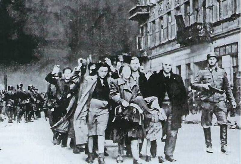 Rafle au ghetto de Varsovie ; Manuel scolaire Hachette 2021, p.56