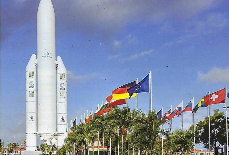 Maquette fusée Ariane V Kourou Guyane ; Hachette 2021 p.333